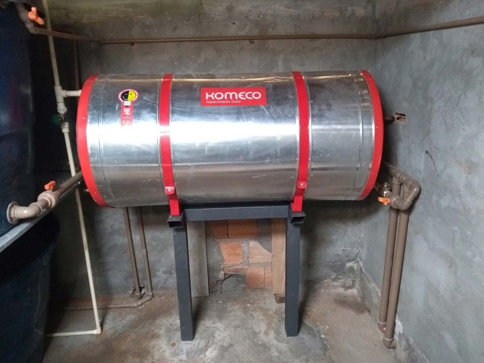 Conjunto-de-aquecimento-solar-de-400-L-já-instalado